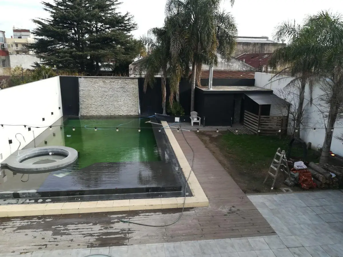 VENTA DE CASA DE 11 AMB. CON PILETA , QUINCHO Y PARRILLLA EN VILLA LURO NORTE 5