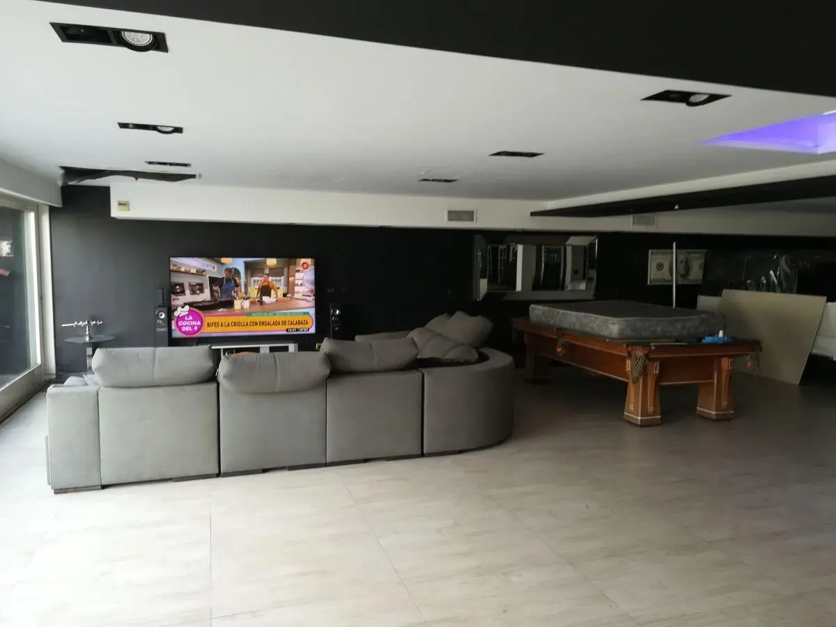 VENTA DE CASA DE 11 AMB. CON PILETA , QUINCHO Y PARRILLLA EN VILLA LURO NORTE 3