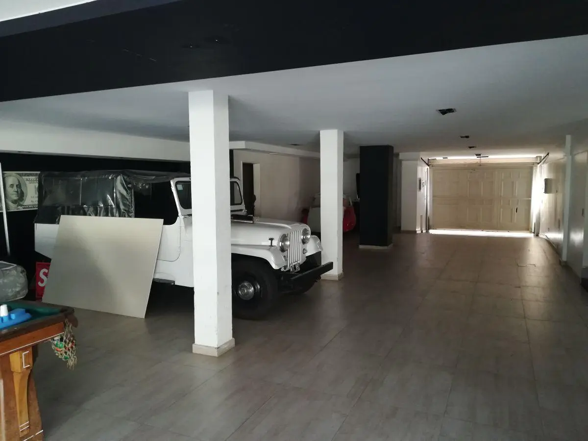 VENTA DE CASA DE 11 AMB. CON PILETA , QUINCHO Y PARRILLLA EN VILLA LURO NORTE 4