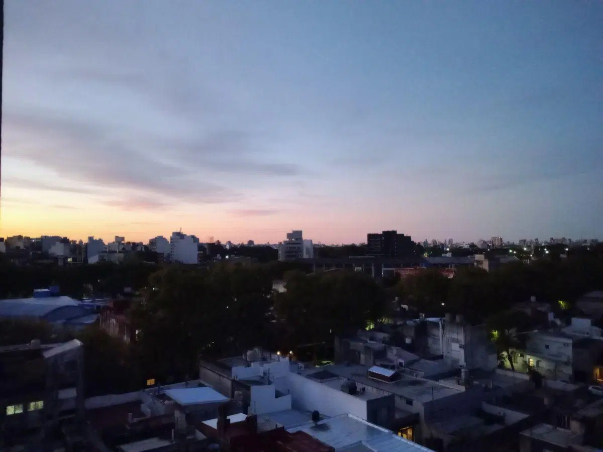Alquiler de departamento de dos ambientes con balcón al frente y parrilla en Caseros 2