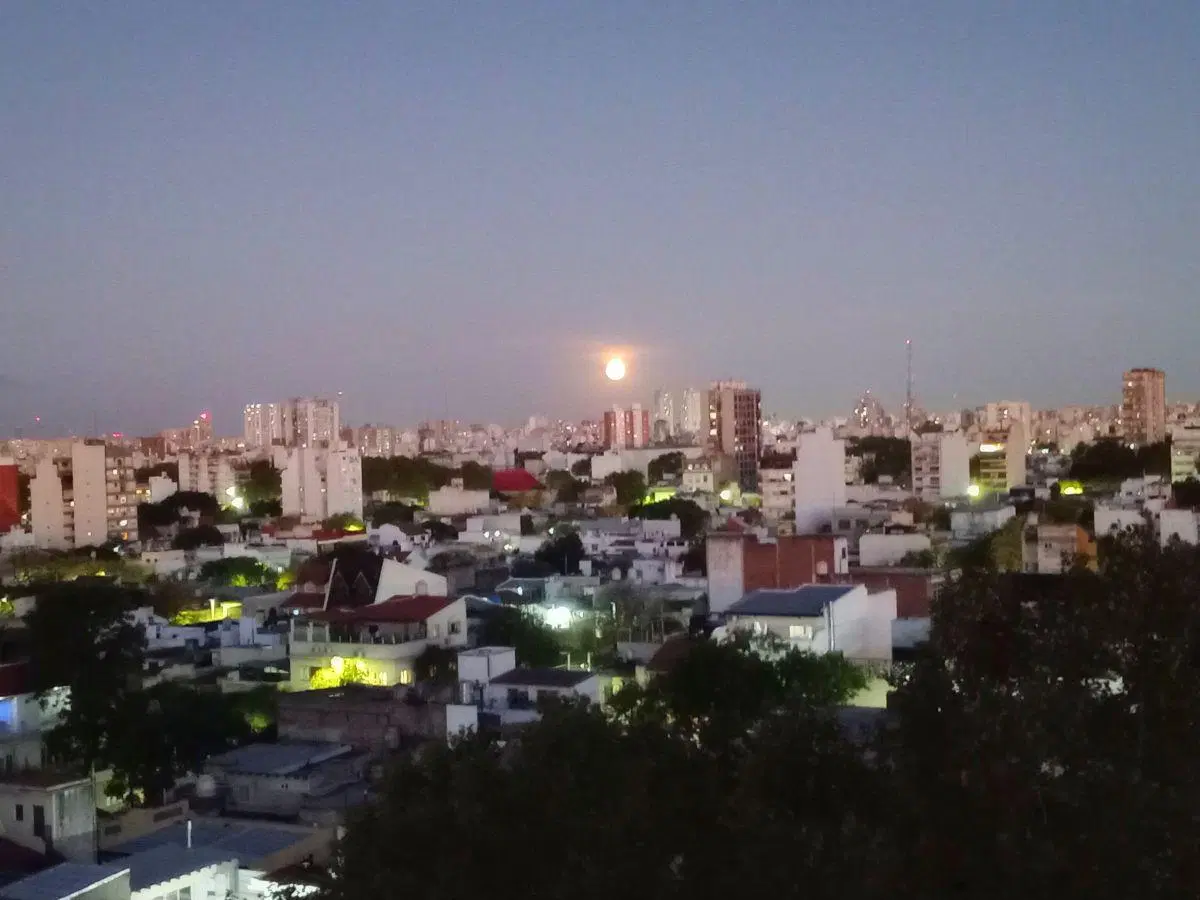 Alquiler de departamento de dos ambientes con balcón al frente y parrilla en Caseros 5