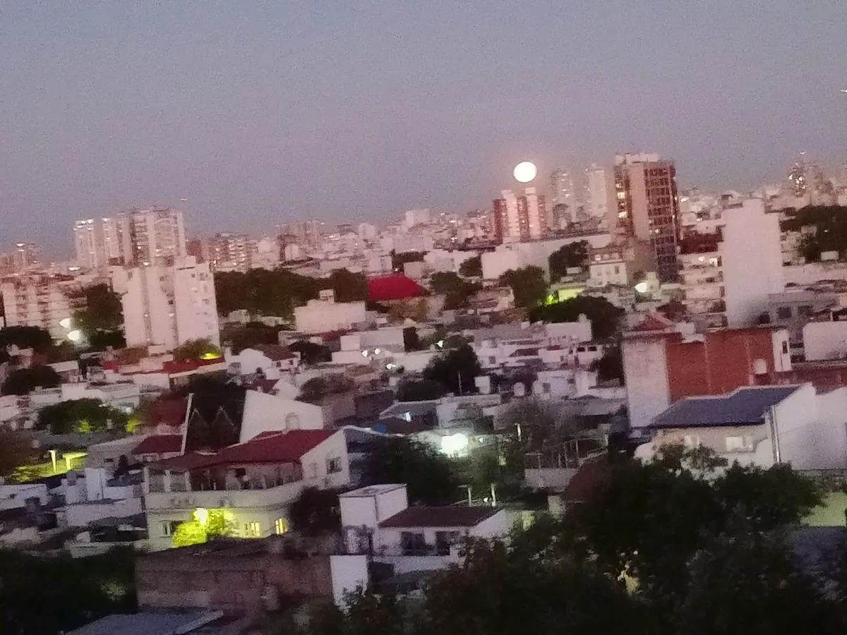 Alquiler de departamento de dos ambientes con balcón al frente y parrilla en Caseros 3