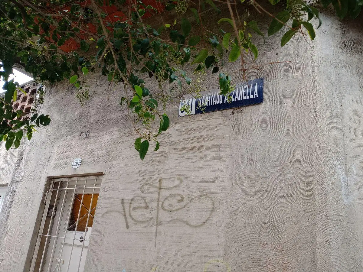 Venta de departamento de tres ambientes con balcón corrido y lavadero independiente en Monte Castro 3