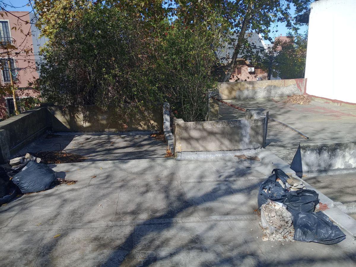 Venta de casa a reciclar con local comercial en Villa Devoto