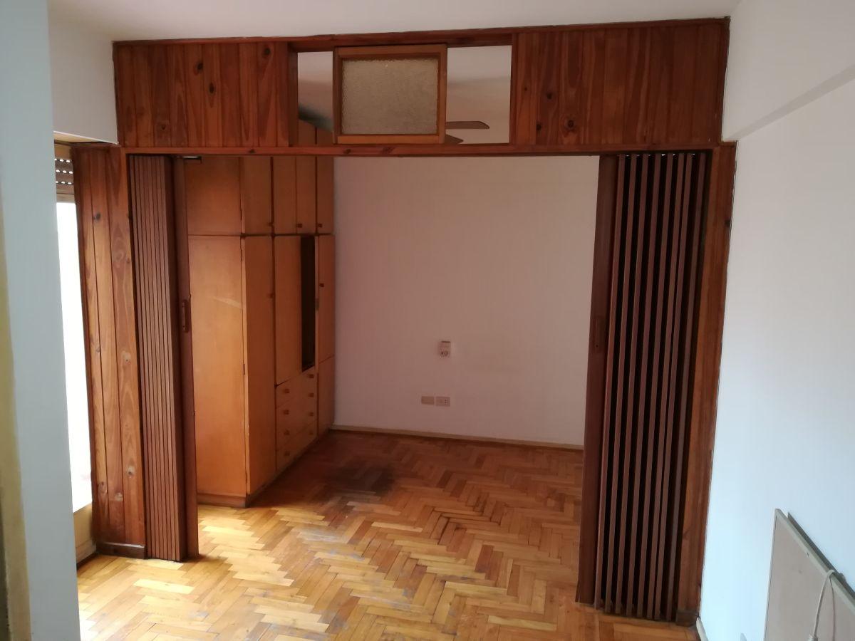 Alquiler de monoambiente con patio en Monte Castro