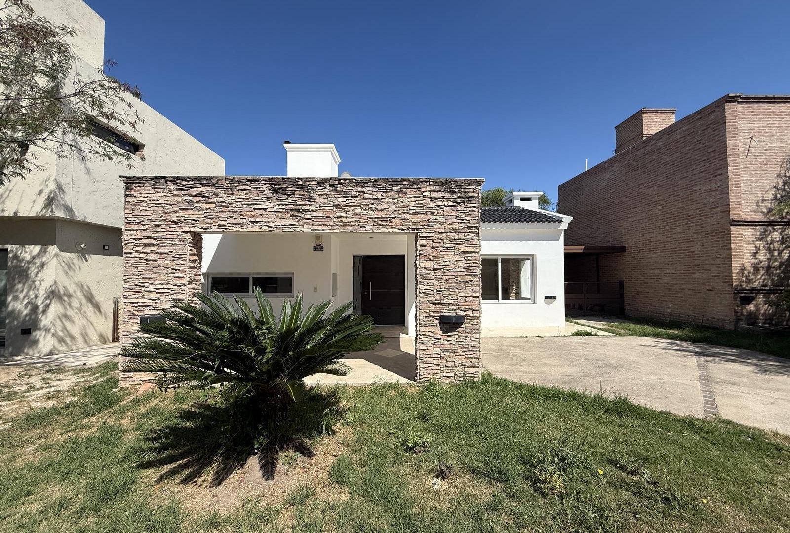 Casa en Venta de 2 Dormitorios en Las Cañitas Barrio Privado