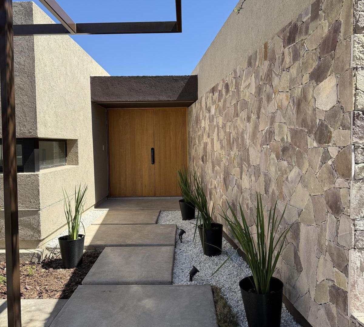Casa en  Venta de 3 Dormitorios a Estrenar en Las Cañitas Barrio Privado