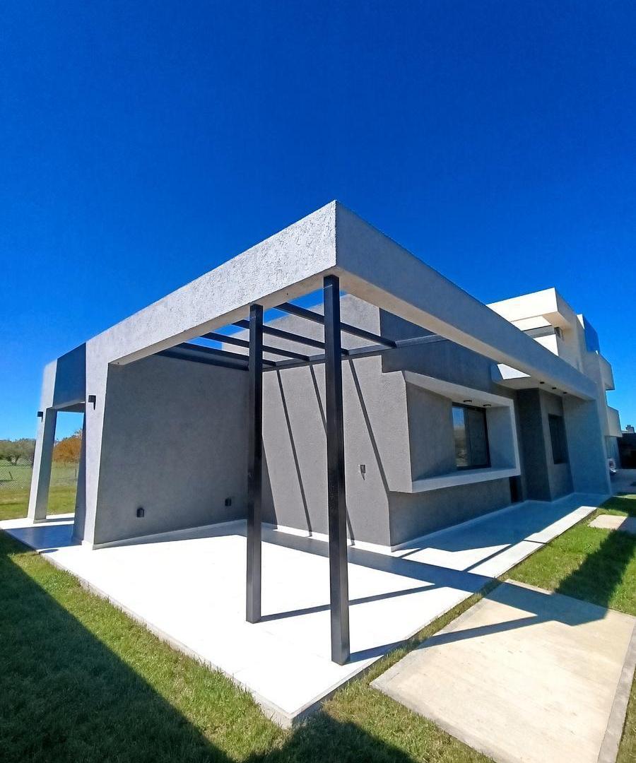 Casa en  Venta de 3 Dormitorios en Las Cañitas Barrio Privado