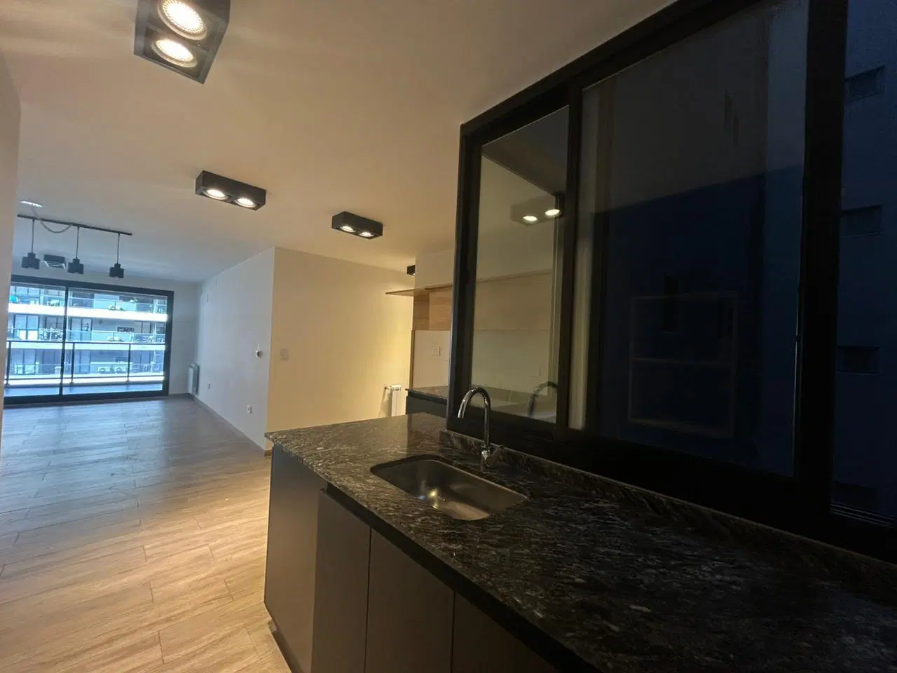 Departamento de categoría en Alquiler de 2 dormitorios con balcon 3