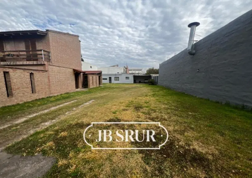 Lote apto comercial en Las Flores 5