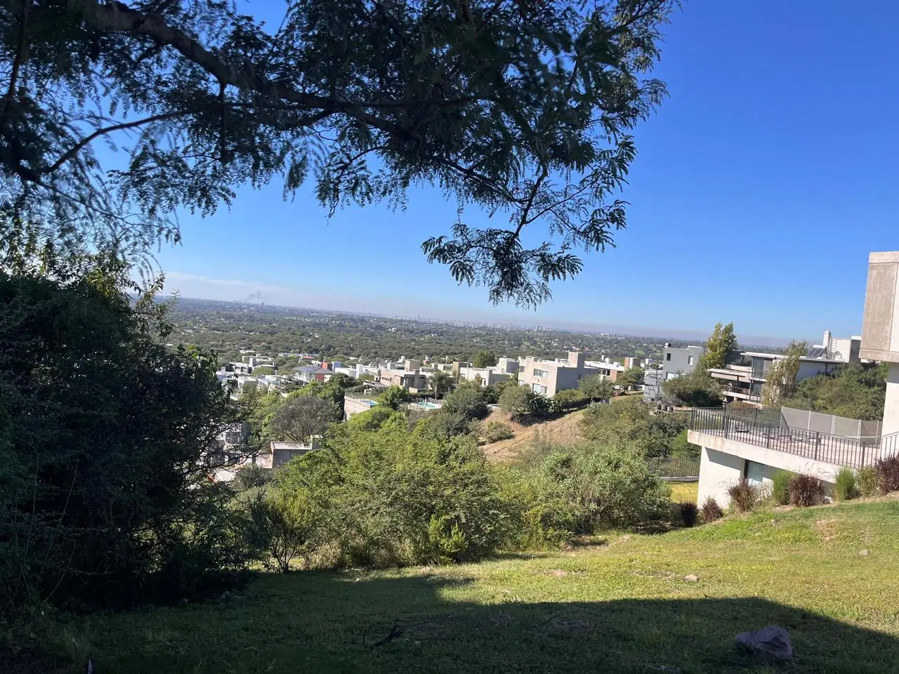 Terreno a la venta en  La Rufina , pendiente negativa ,excelente vista al barrio y ciudad. 3