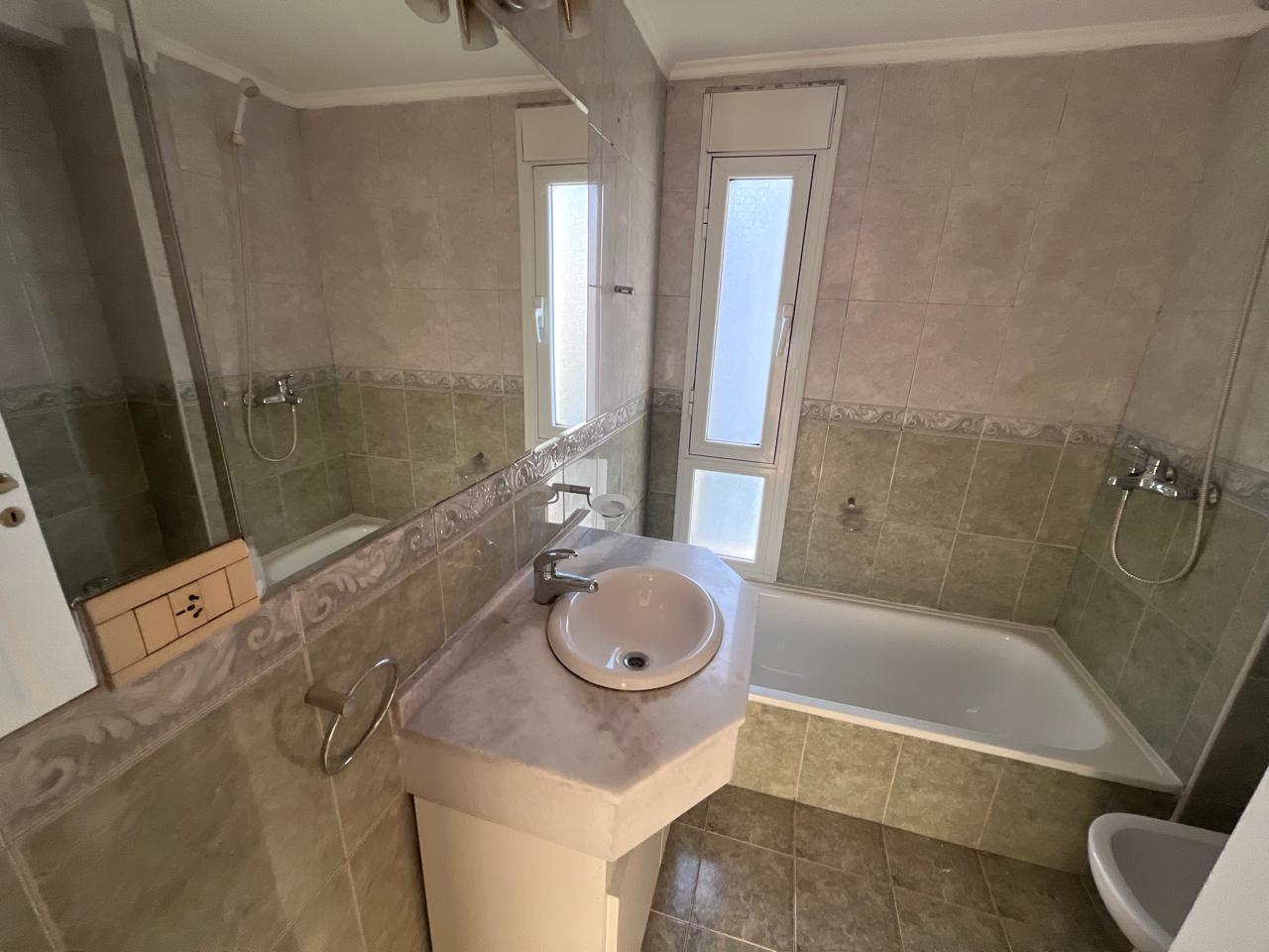 Foto de Departamento en alquiler 2 dormitorios con cochera gran balcon en Torre, imagen 5