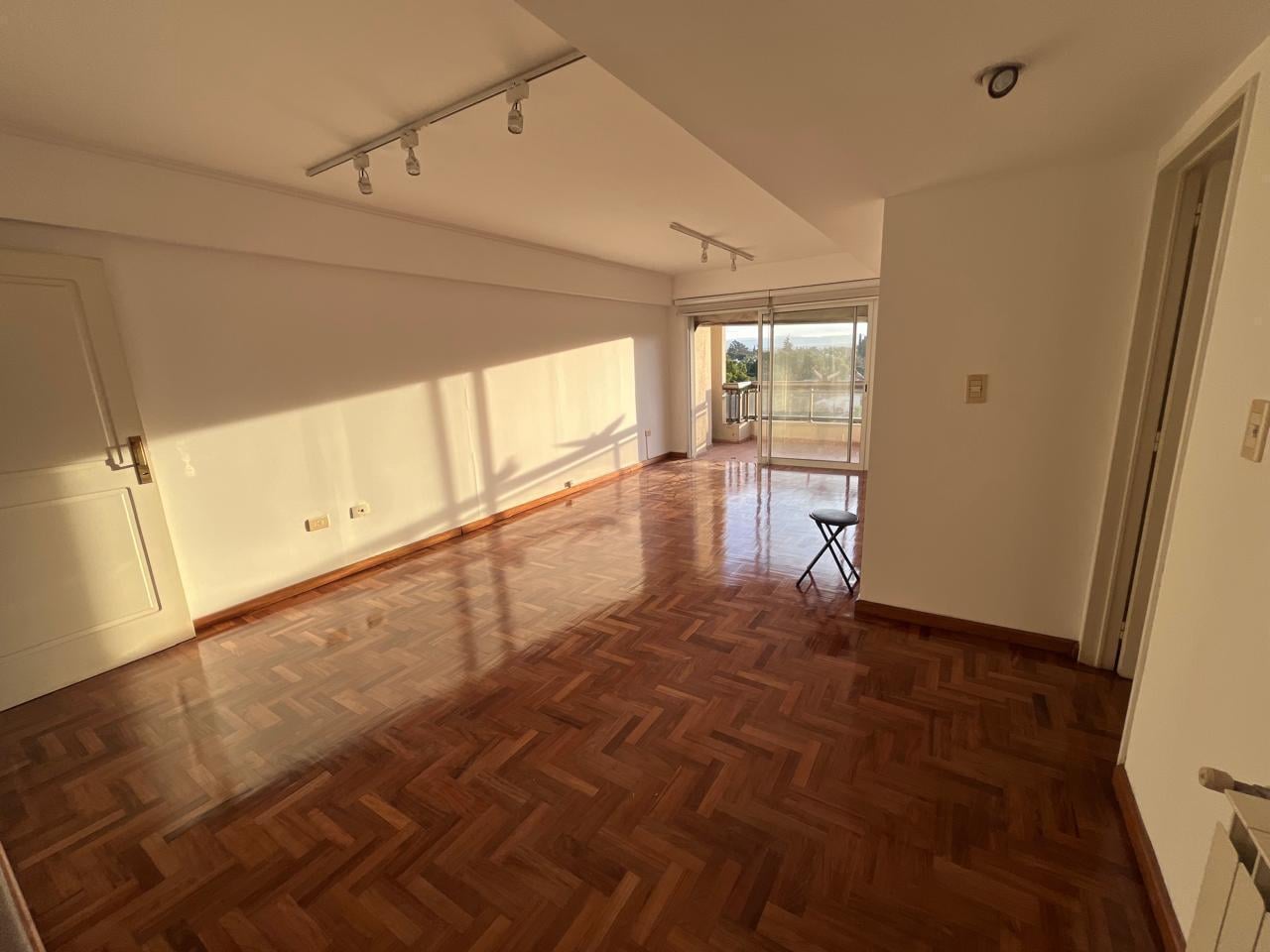 Foto de Departamento en alquiler 2 dormitorios con cochera gran balcon en Torre, imagen 2