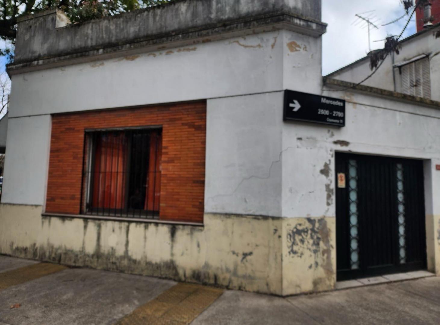 Foto de HERMOSA CASA EN ESQUINA A RECICLAR EN BAIGORRIA Y MERCEDES, imagen 2