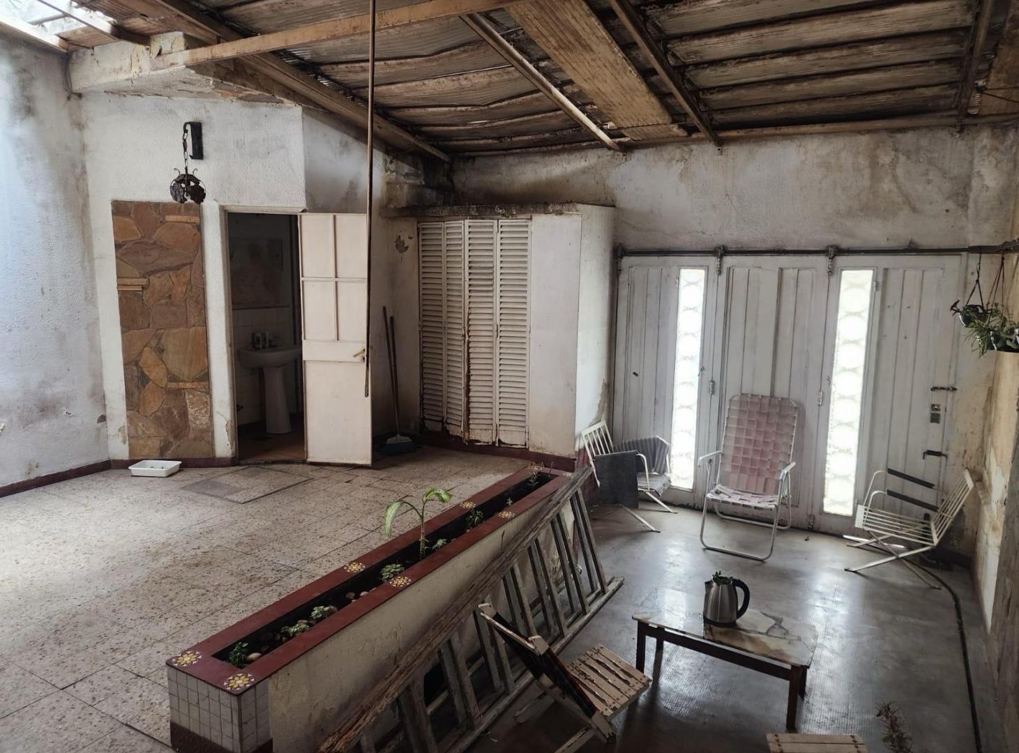 Foto de HERMOSA CASA EN ESQUINA A RECICLAR EN BAIGORRIA Y MERCEDES, imagen 3