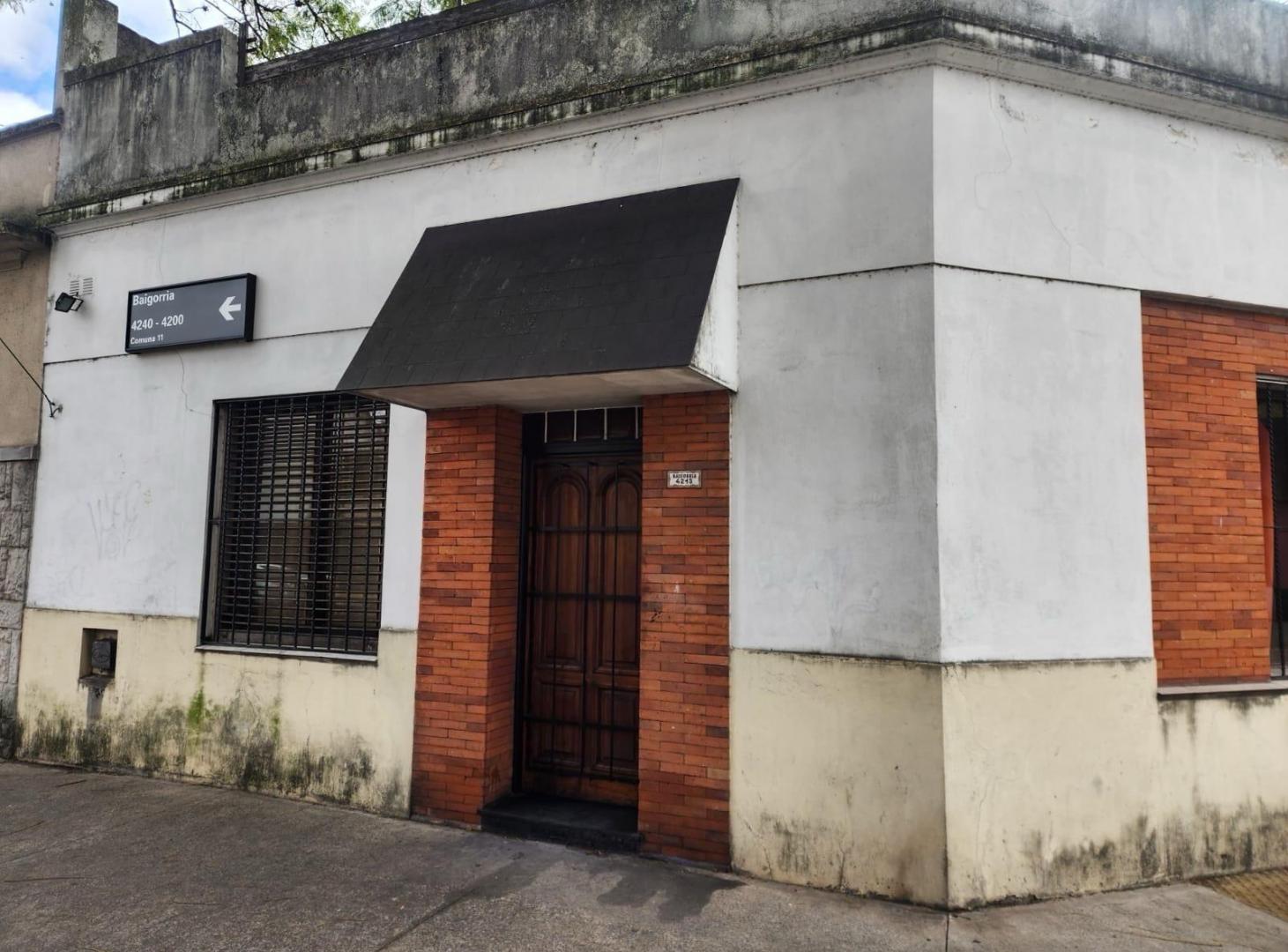 Foto de HERMOSA CASA EN ESQUINA A RECICLAR EN BAIGORRIA Y MERCEDES, imagen 2