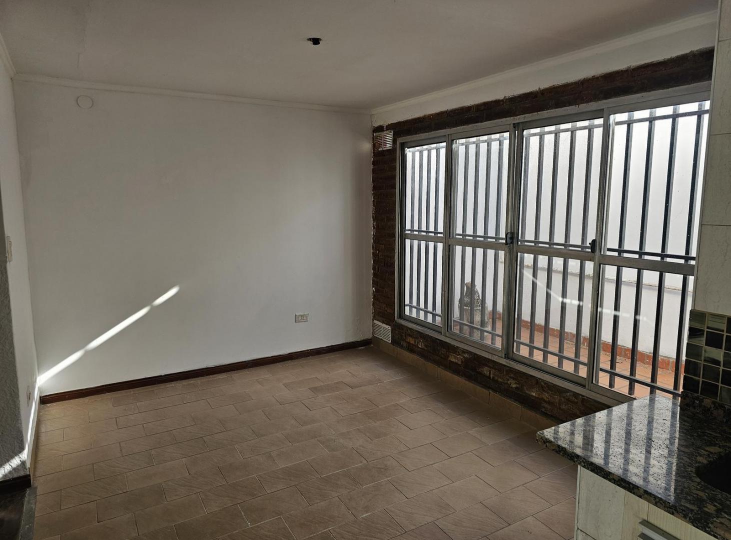 Foto de Casa en Venta de 3 Dormitorios con Cochera y Terraza, imagen 3