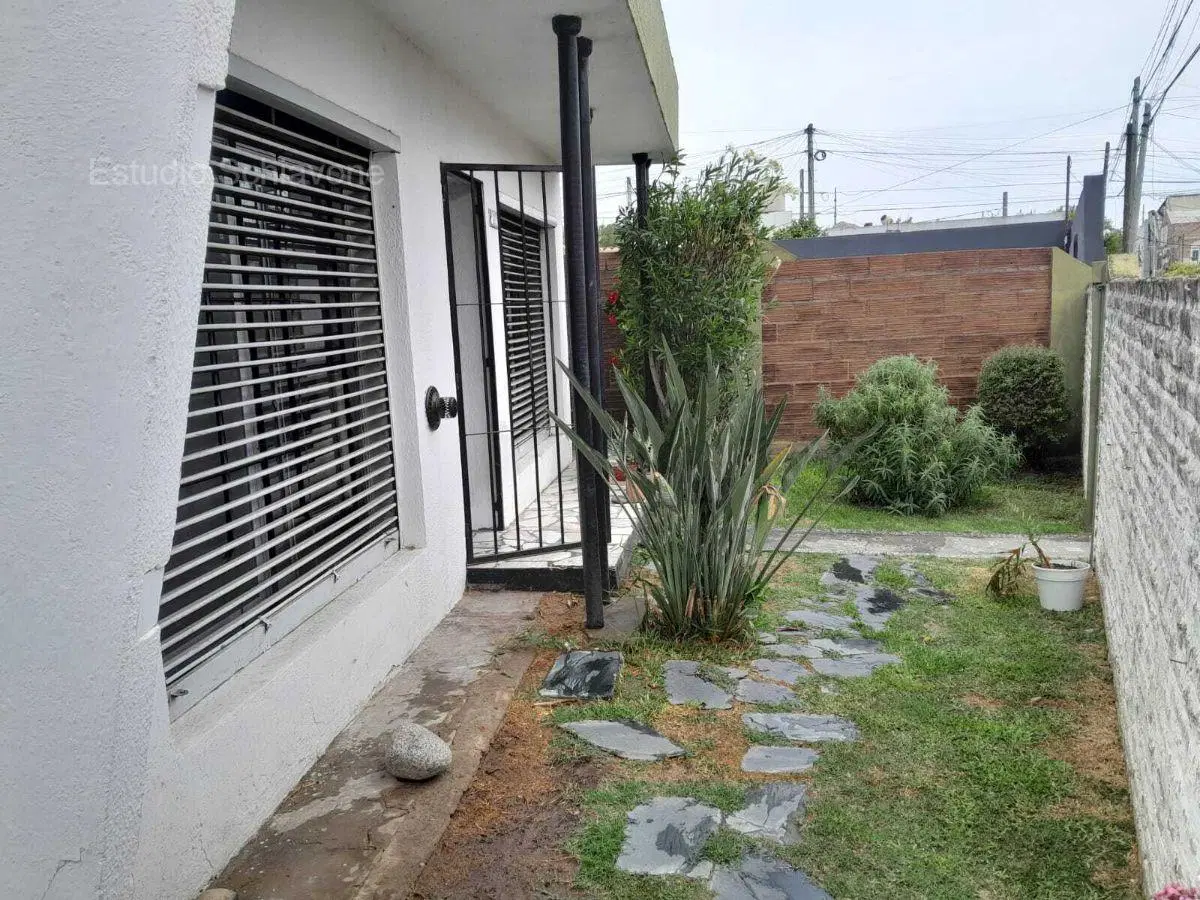 Casa en alquiler en Bernal 1
