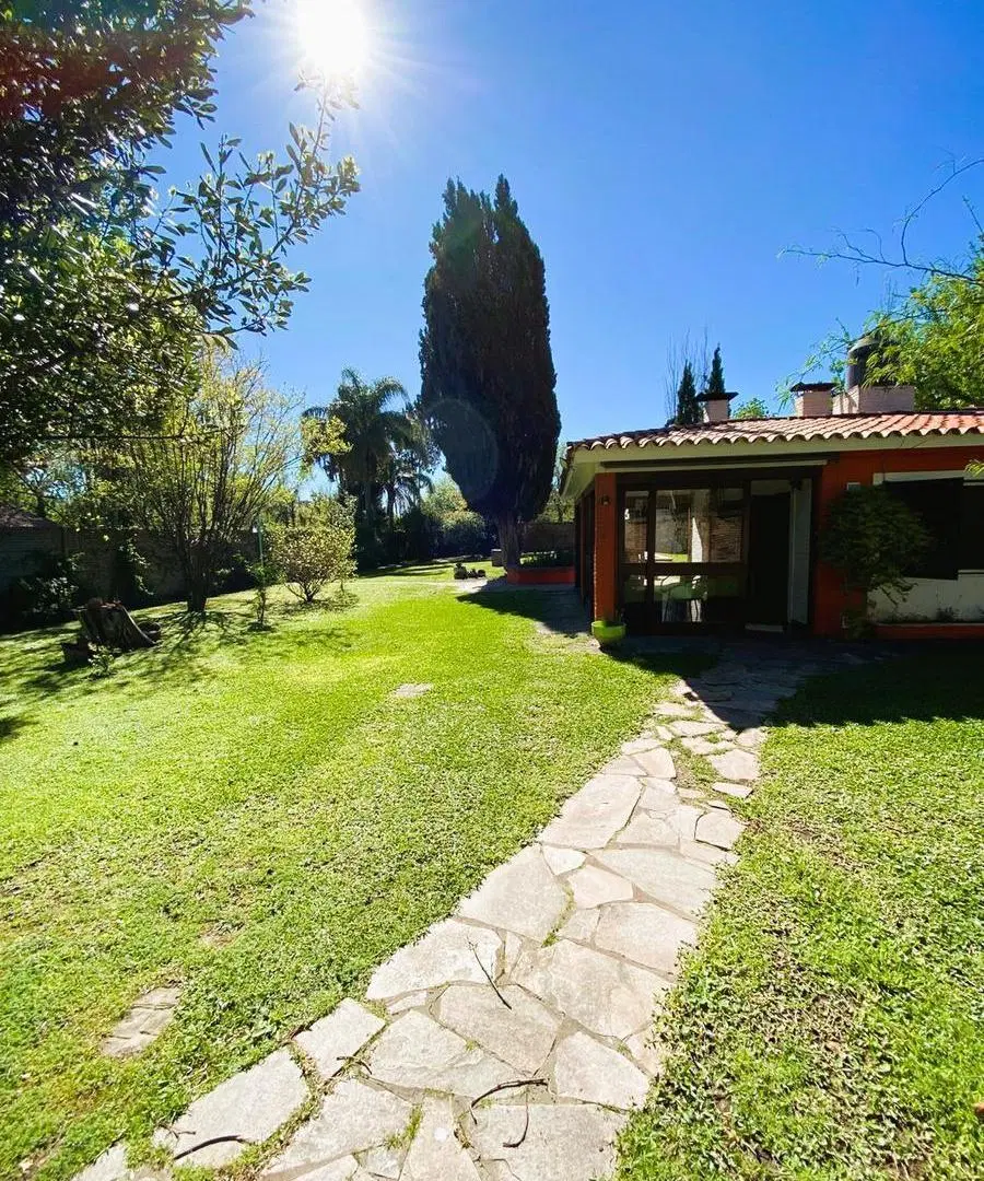 VENTA | CASA 4 DORMITORIOS + JARDÍN + PISCINA 2