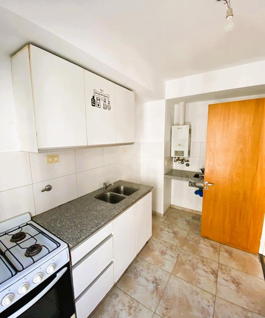 Foto de Departamento 1 dormitorio con patio y cochera, imagen 2