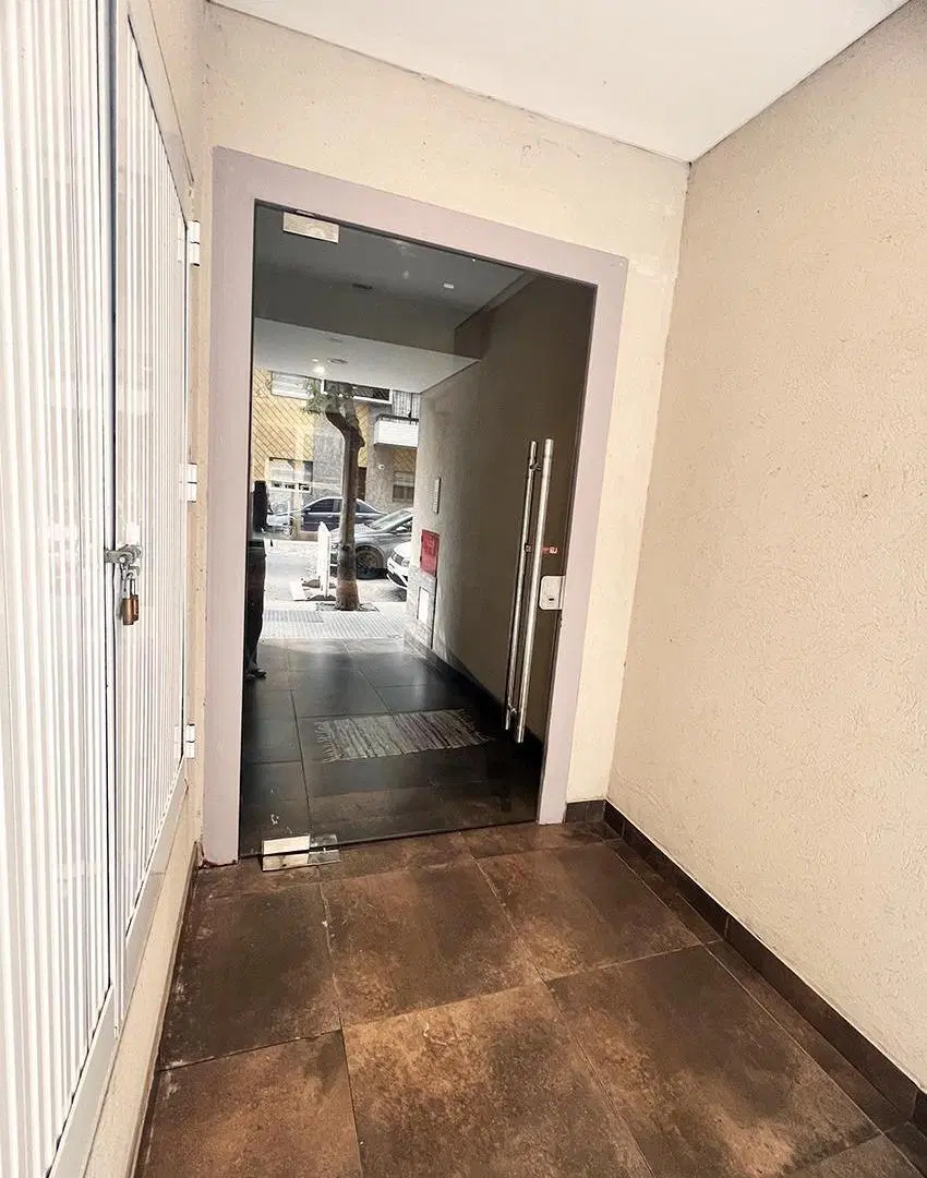 Monoambiente dividido de 50m2 con 2 balcones fte y cfte 1