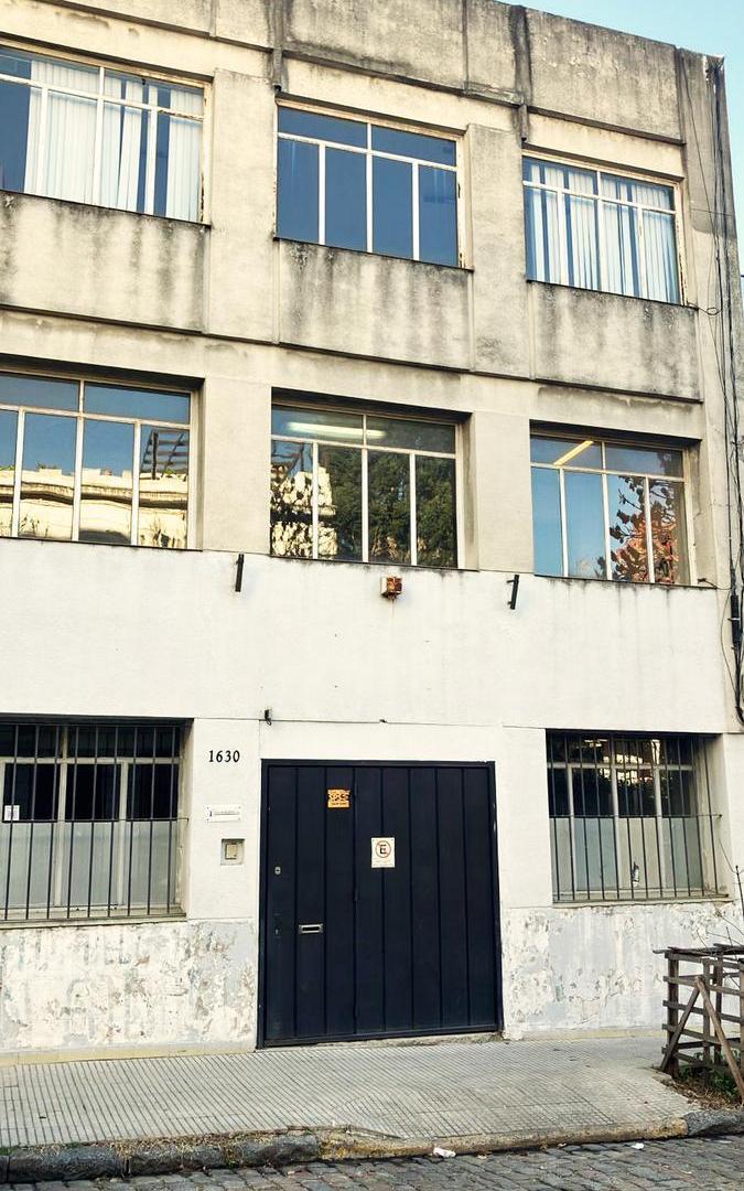 Galpón con oficinas, Barracas