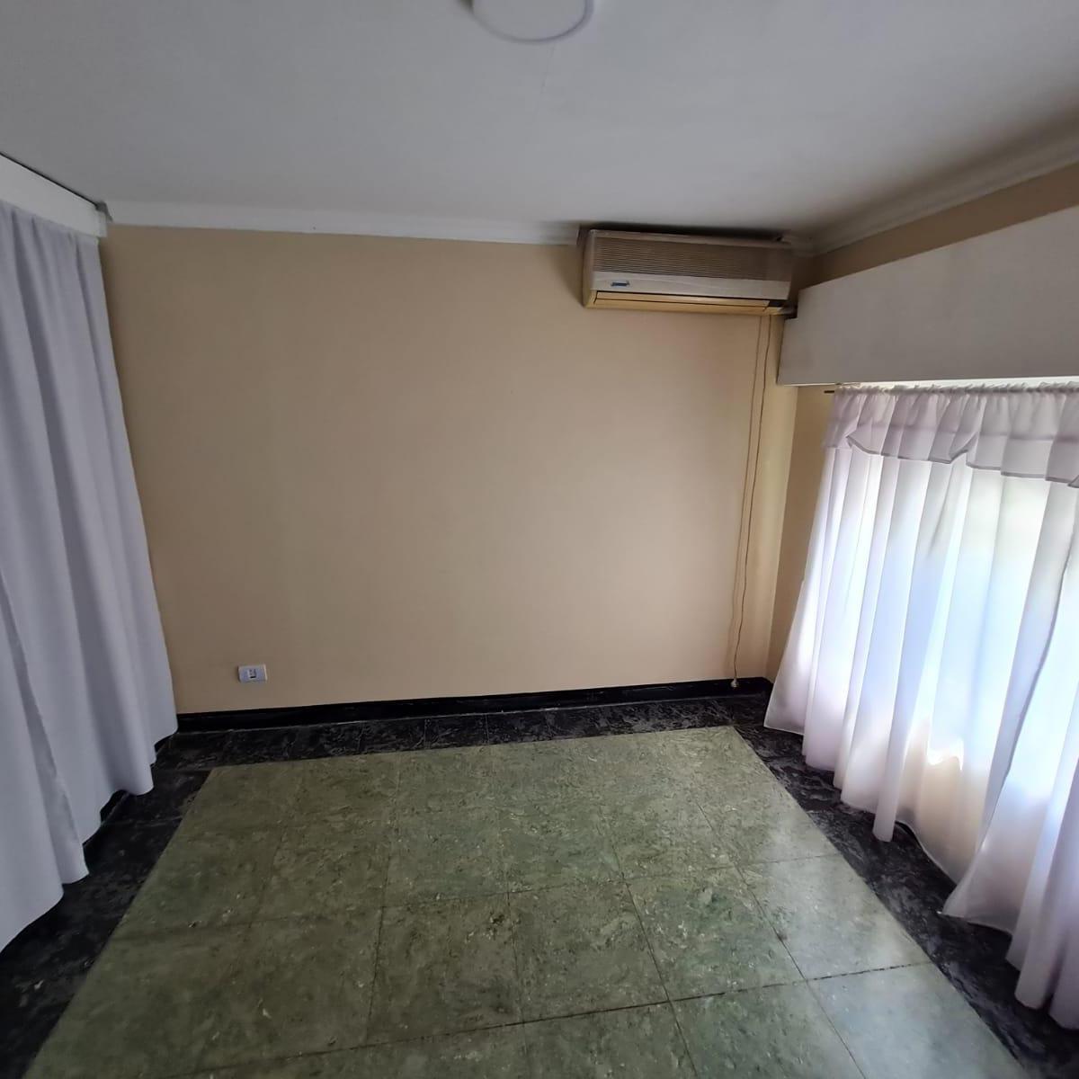 Floresta, Tipo Casa Fte, 5 Amb. Entrada Directa, 2 Plantas con Local o Cochera 2