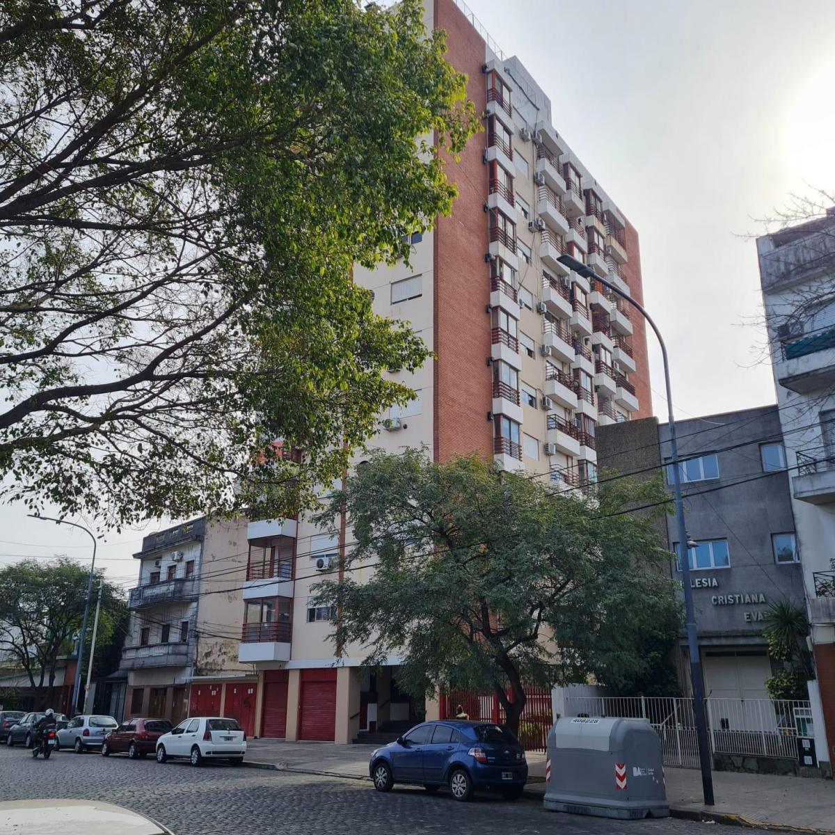 Departamento 3 Ambientes con Balcon y Cochera, Excelente Estado. 2