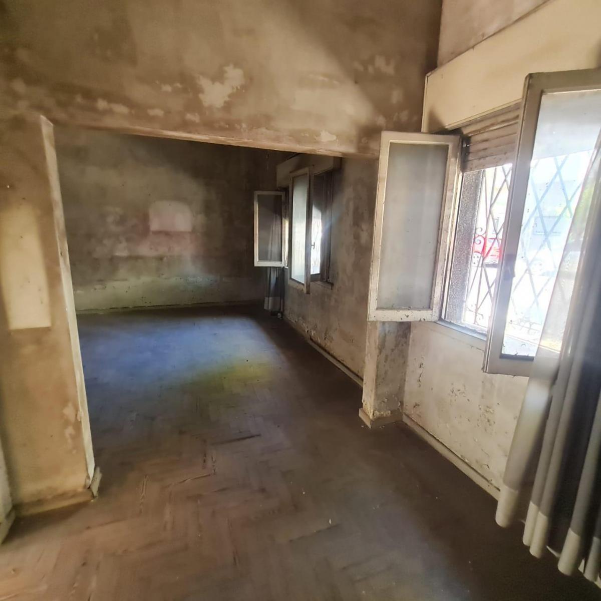 Casa 4 ambientes con escritorio, patio y terraza  para reciclar. APTA CREDITO.