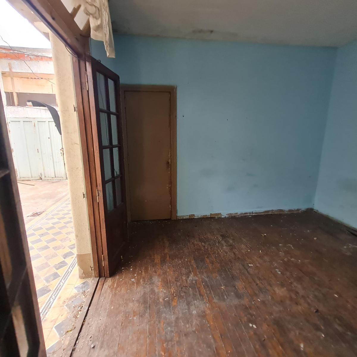 Casa 4 ambientes a reciclar con jardin de frente y tres patios