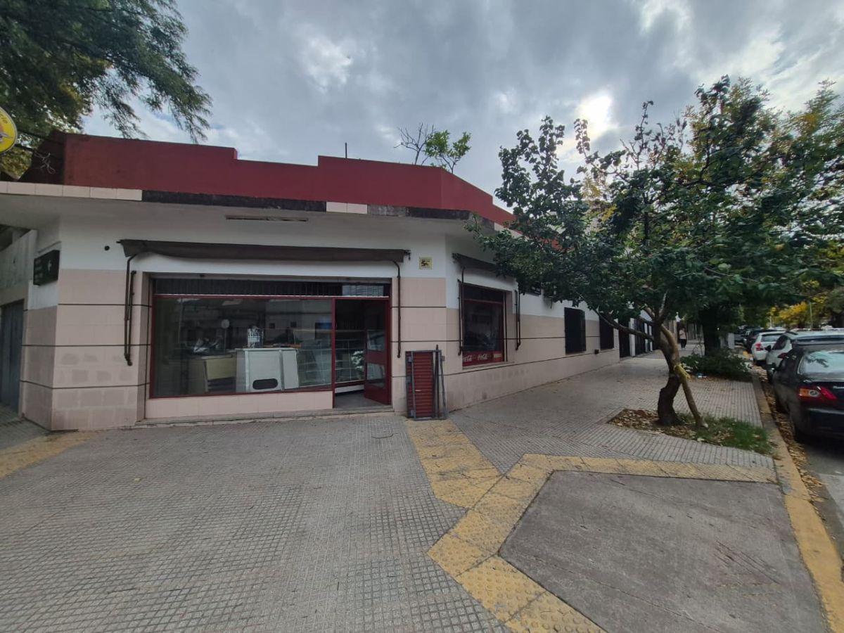 Local en esquina de frente a ambas calles