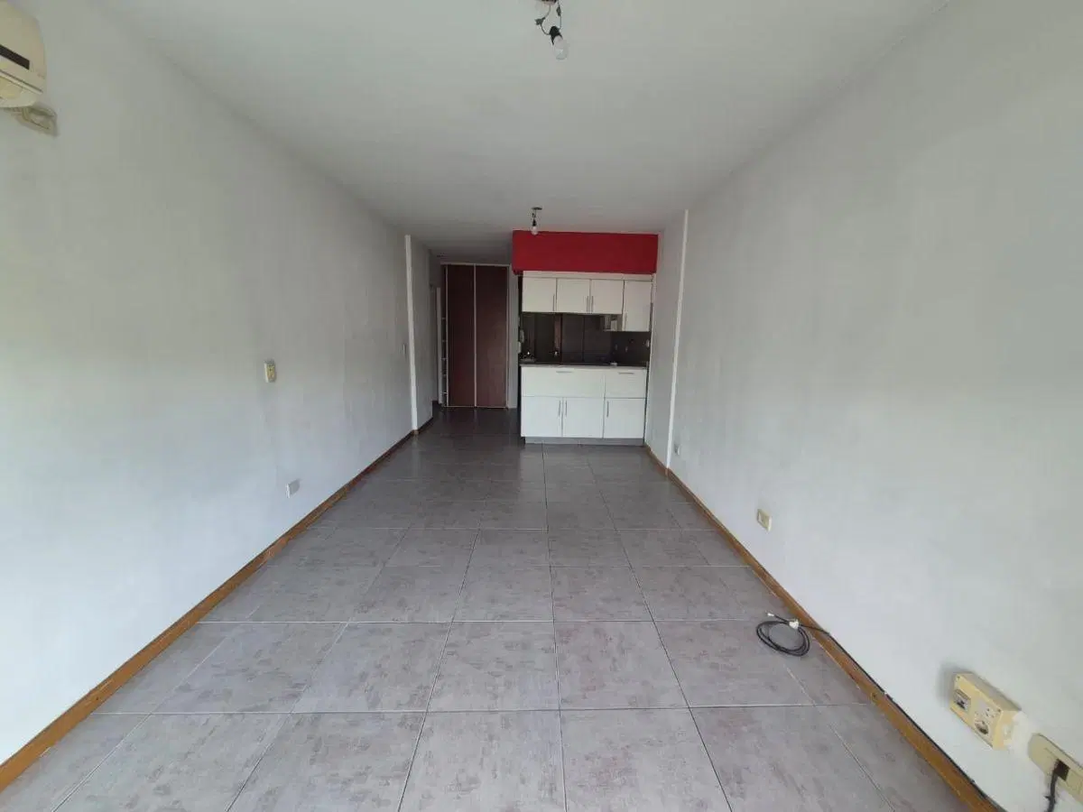 Excelente Monoambiente al frente con balcon y cochera 5