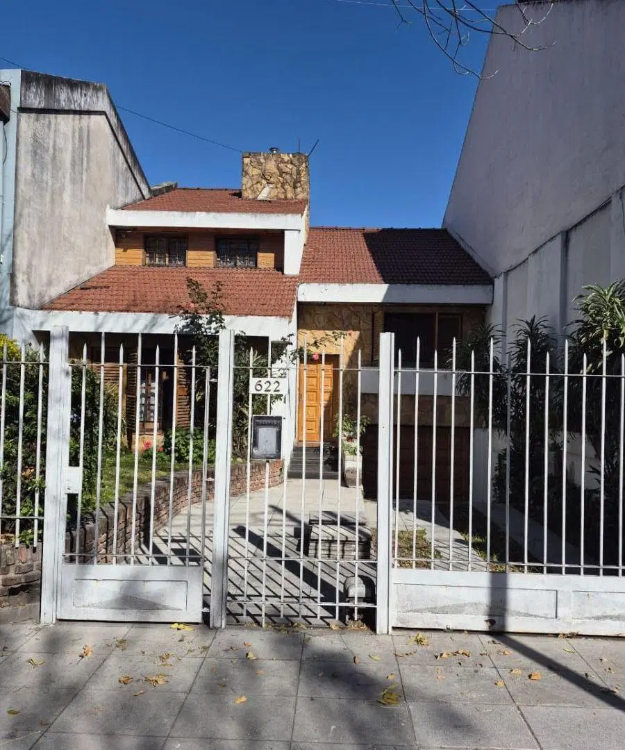 Casa 4 ambientes en 2 plantas con garage, jardin, quincho y terraza 1