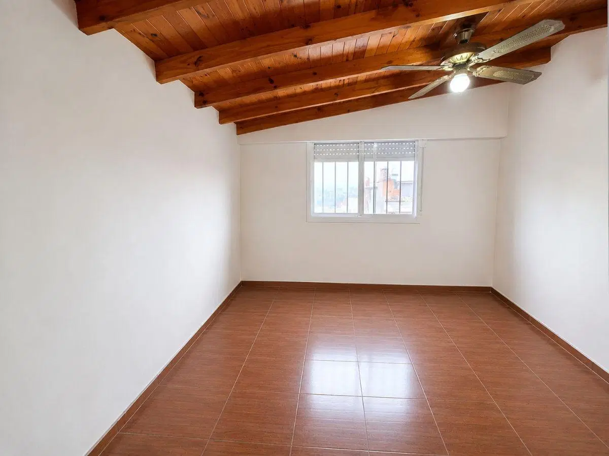 Departamento 2 ambientes frente con terraza y quincho, sin expensas a reciclar 5