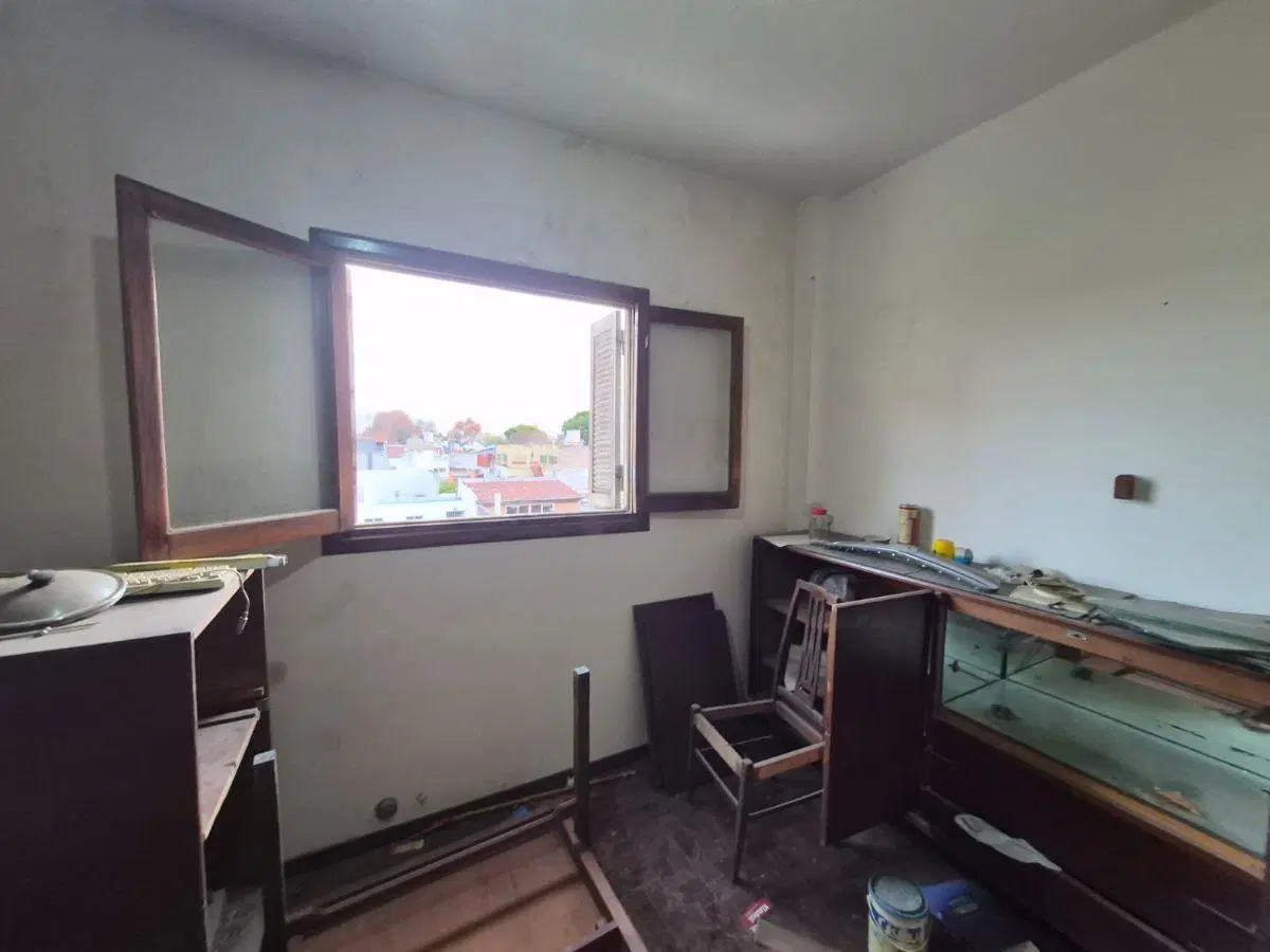 Departamento 2 ambientes frente con terraza y quincho, sin expensas a reciclar 3