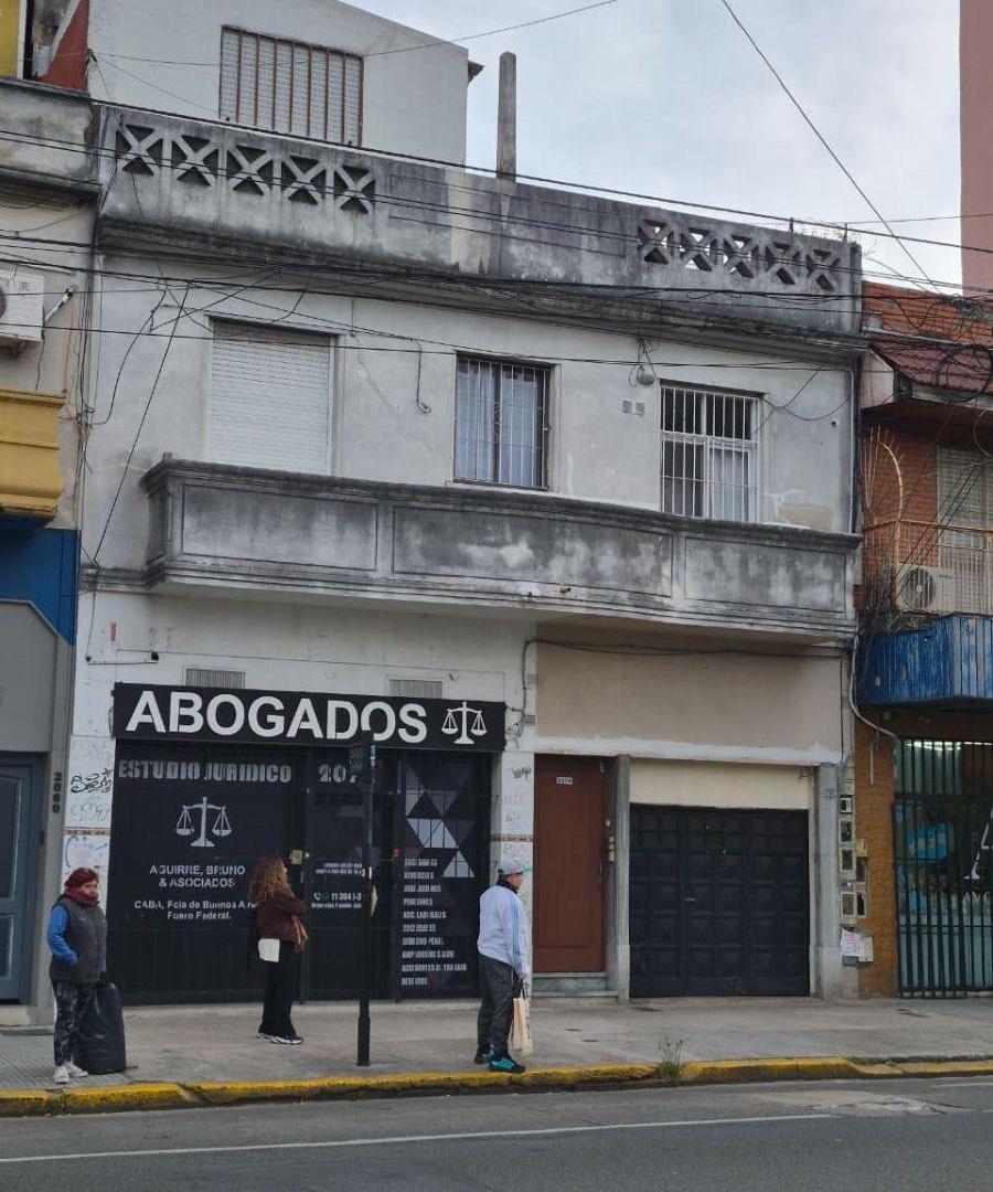Departamento 2 ambientes frente con terraza y quincho, sin expensas a reciclar