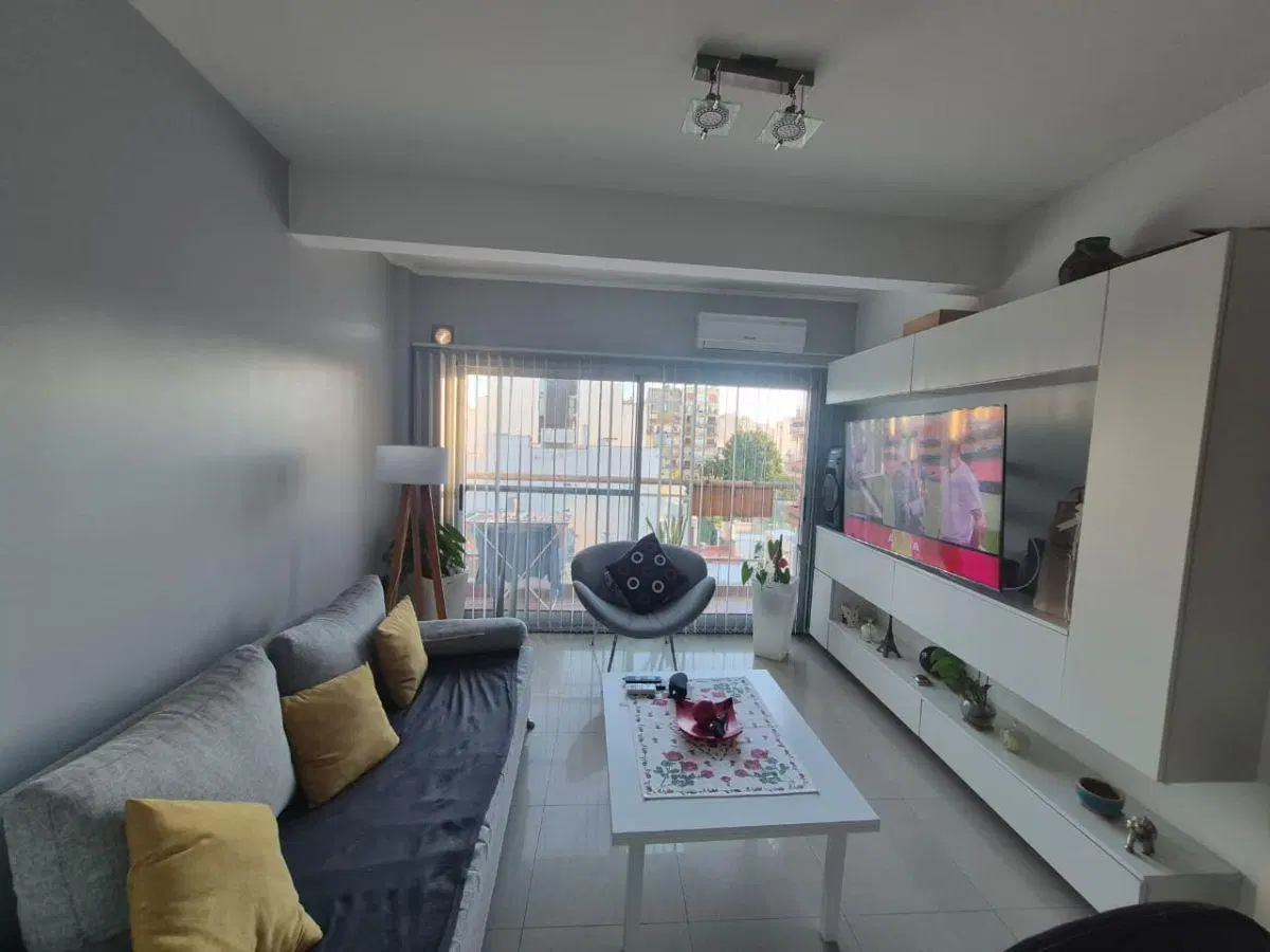 Departamento 2 ambientes en duplex al frente con balcon y cochera 5