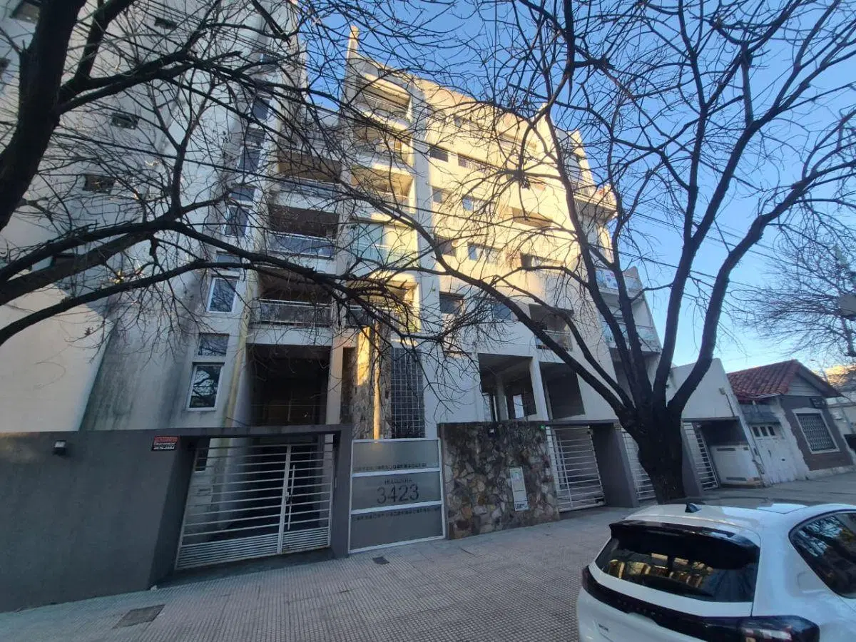 Departamento 2 ambientes en duplex al frente con balcon y cochera 3