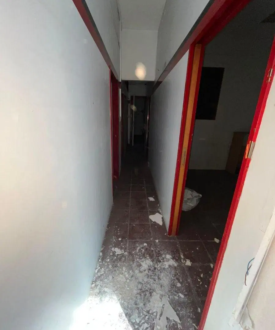 Local comercial con oficinas y terraza muy versatil 4