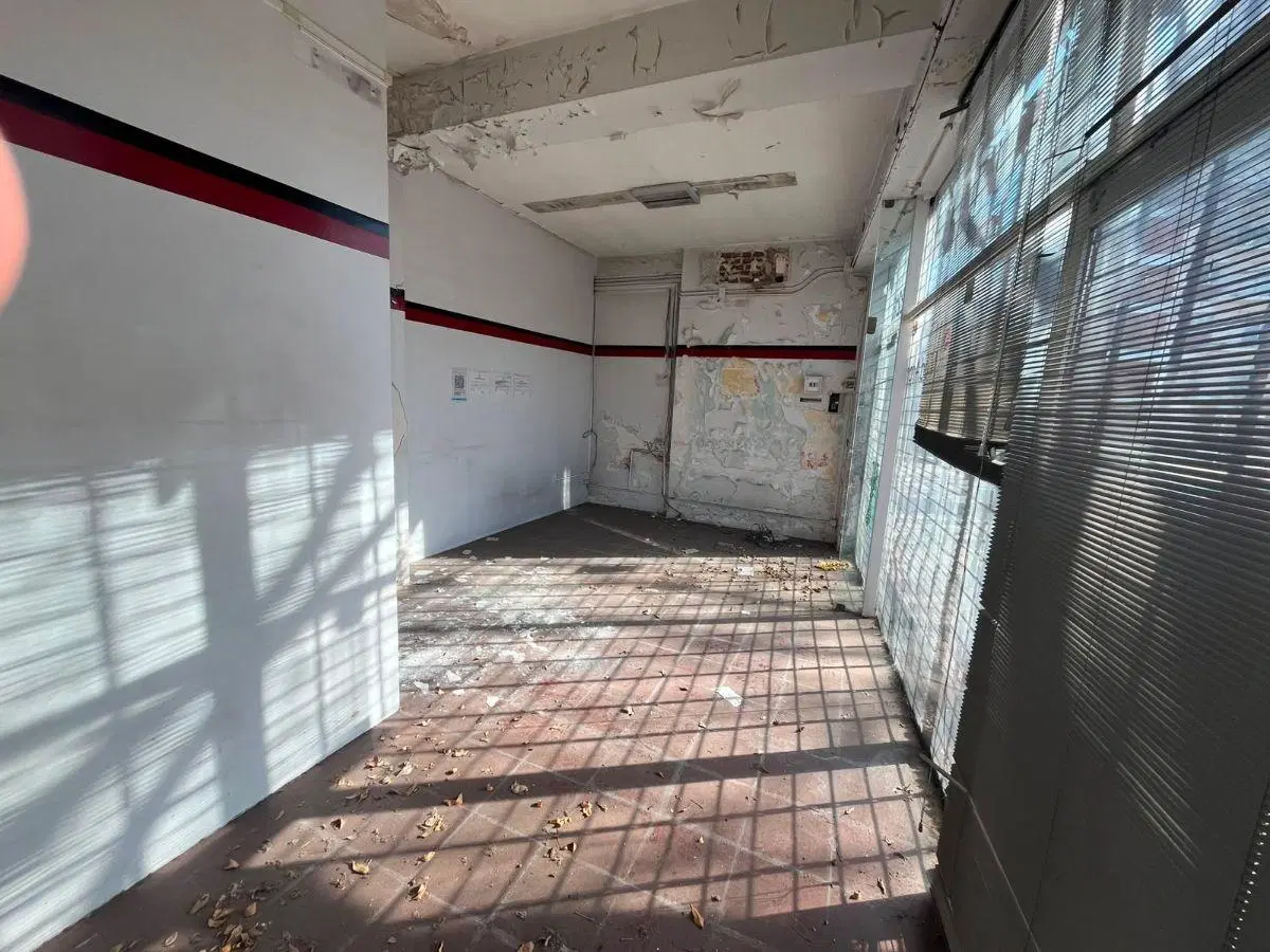Local comercial con oficinas y terraza muy versatil 8