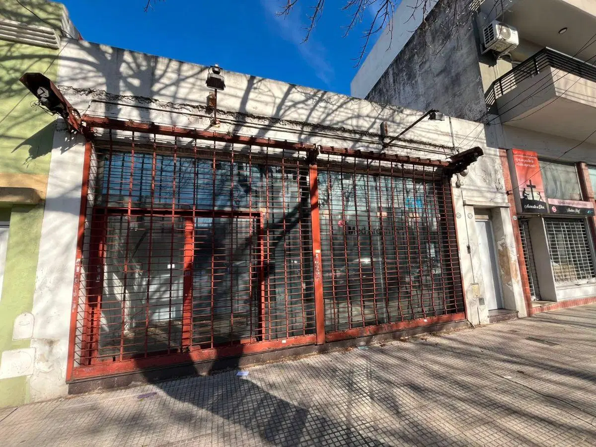 Deposito comercial con oficinas y terraza muy versatil 1