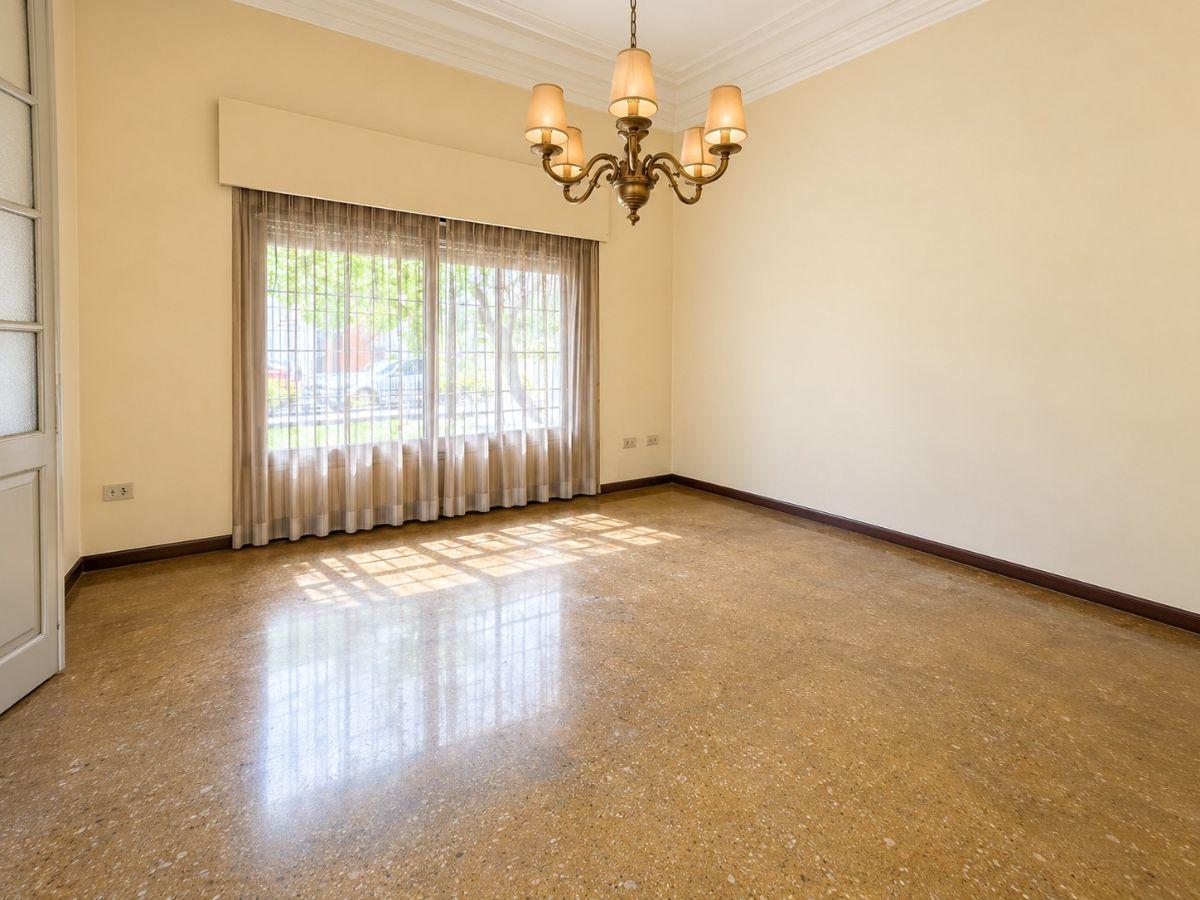 Foto de Casa 4 ambientes con cochera, patio, jardin de frente, terraza con, imagen 2