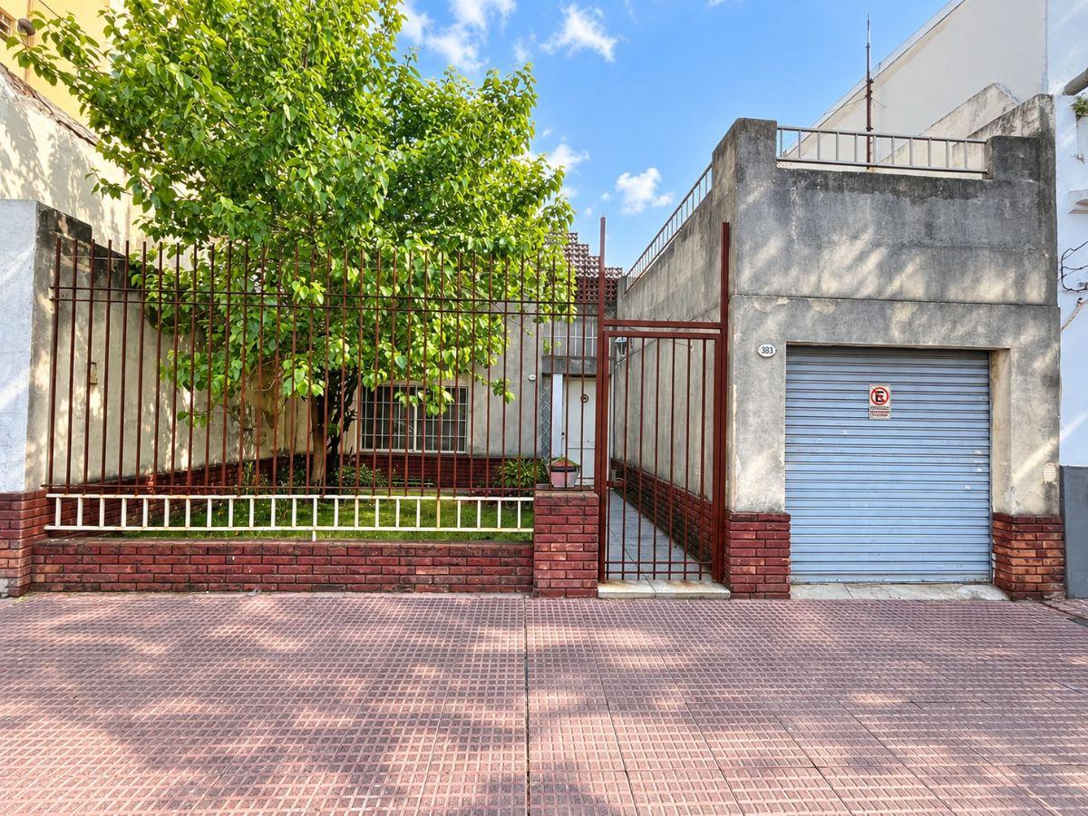 Foto de Casa 4 ambientes con cochera, patio, jardin de frente, terraza con, imagen 1