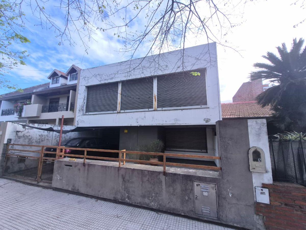 Foto de Casa 6 ambientes con cochera ,jardin al frente y contrafrente y fondo, imagen 2