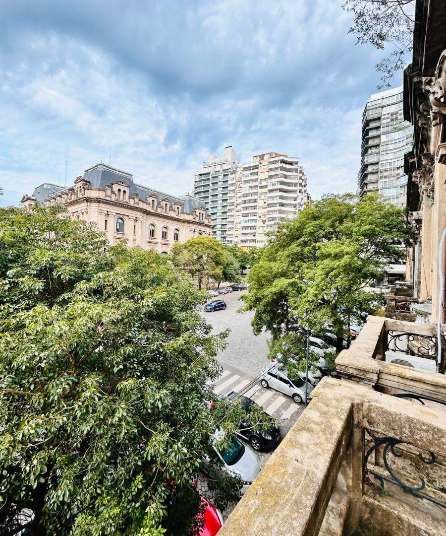 A metros del Parque España!