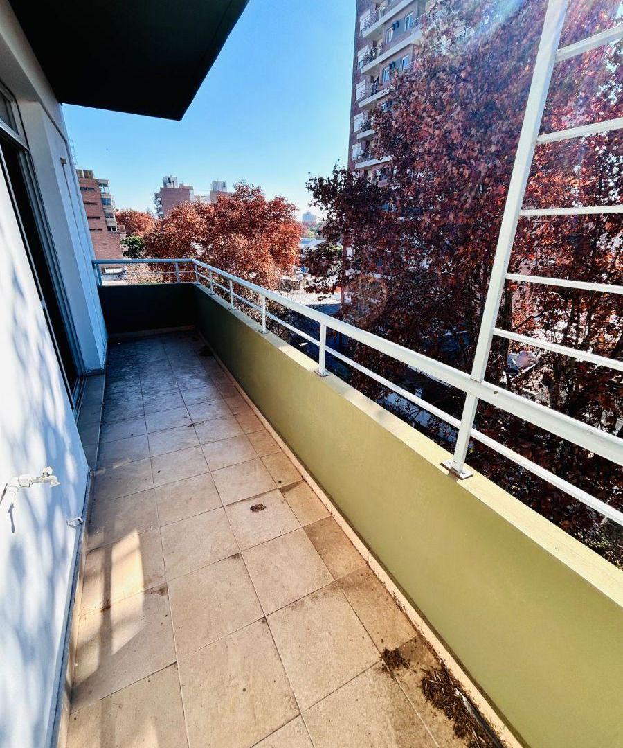 Echesortu a metros de la UCA