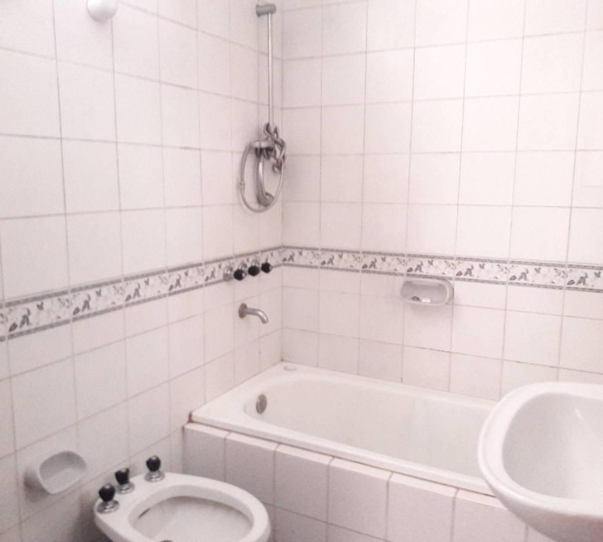 Departamento 3 Ambientes con Balcón. Excelente Ubicación. Op 4