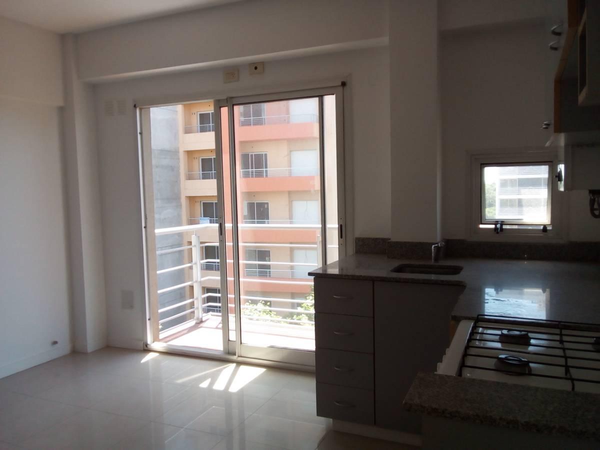 San Martín Centro. Depto. 2 Ambientes Impecable con Balcón y Cochera 4