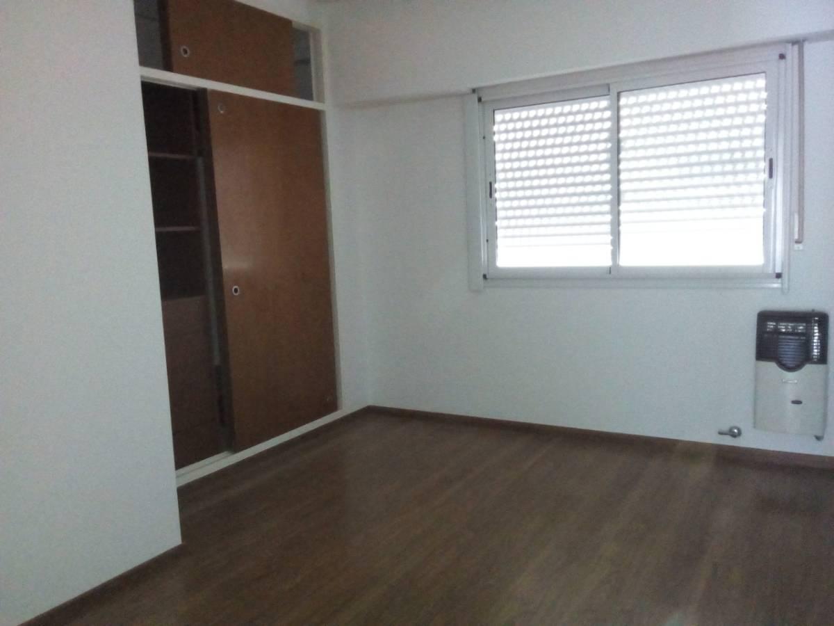 San Martín Centro. Depto. 2 Ambientes Impecable con Balcón y Cochera 3