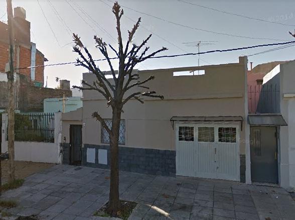 Ciudadela. Casa 2 amb. frente c/cochera y patio + 2 amb cont